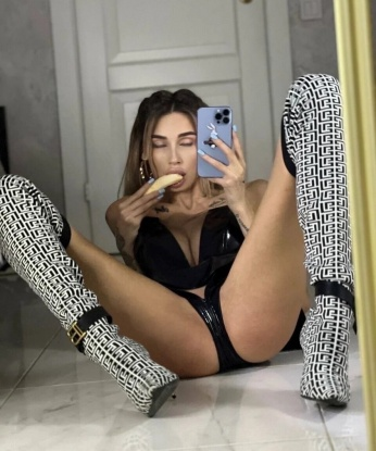 Я опытна и знаю, как доставить тебе удовольствие. 💋 Мои услуги включают классический секс, оральный секс, анальный секс и многое другое. Я открыта для экспериментов и готова исполнить твои самые сокровенные фантазии. 😈 Мои фото настоящие и абсолютно отражают мою красоту и сексуальность. Мои клиенты всегда остаются довольными и возвращаются ко мне снова и снова. 💕 Не упусти возможность провести незабываемое время со мной, пиши или звони прямо сейчас! 📞 Татьянка